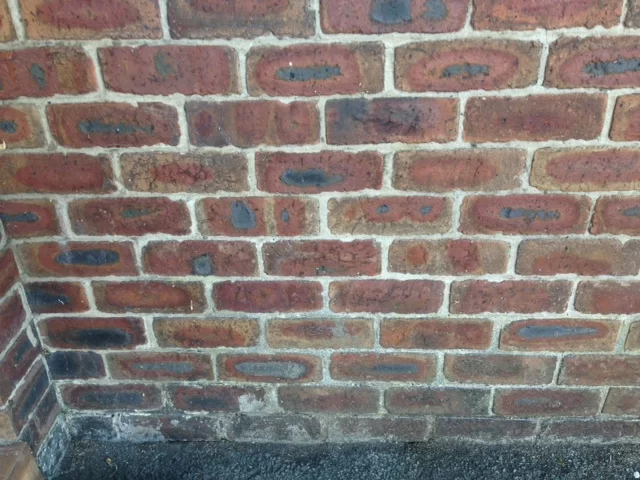 Does my wall have damp? (Photos)